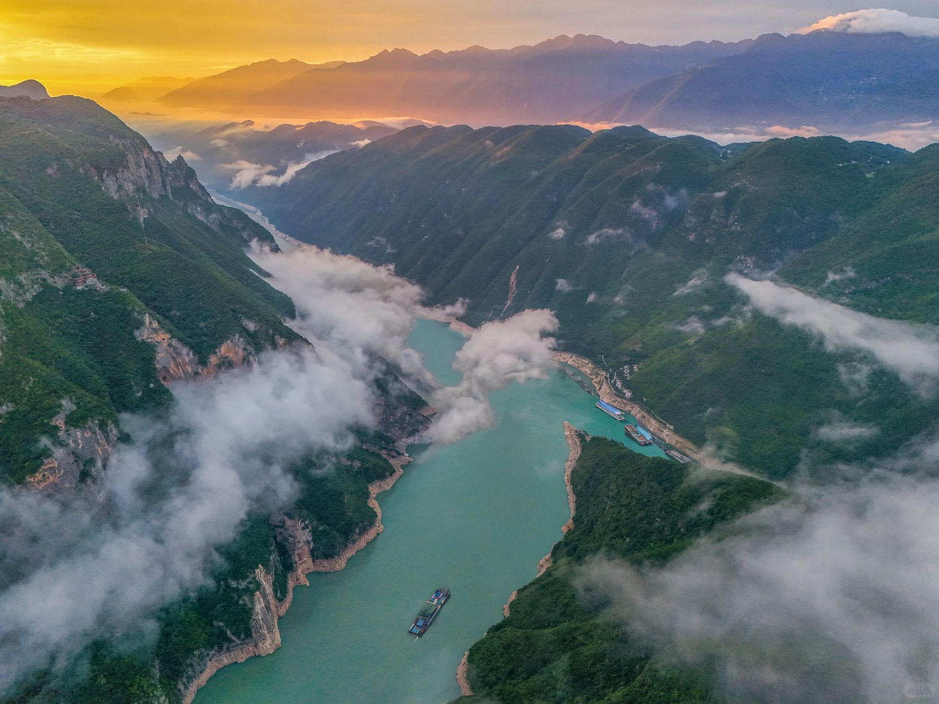 Wu Gorge from the deck. On this route the ship is the hotel for three nights.