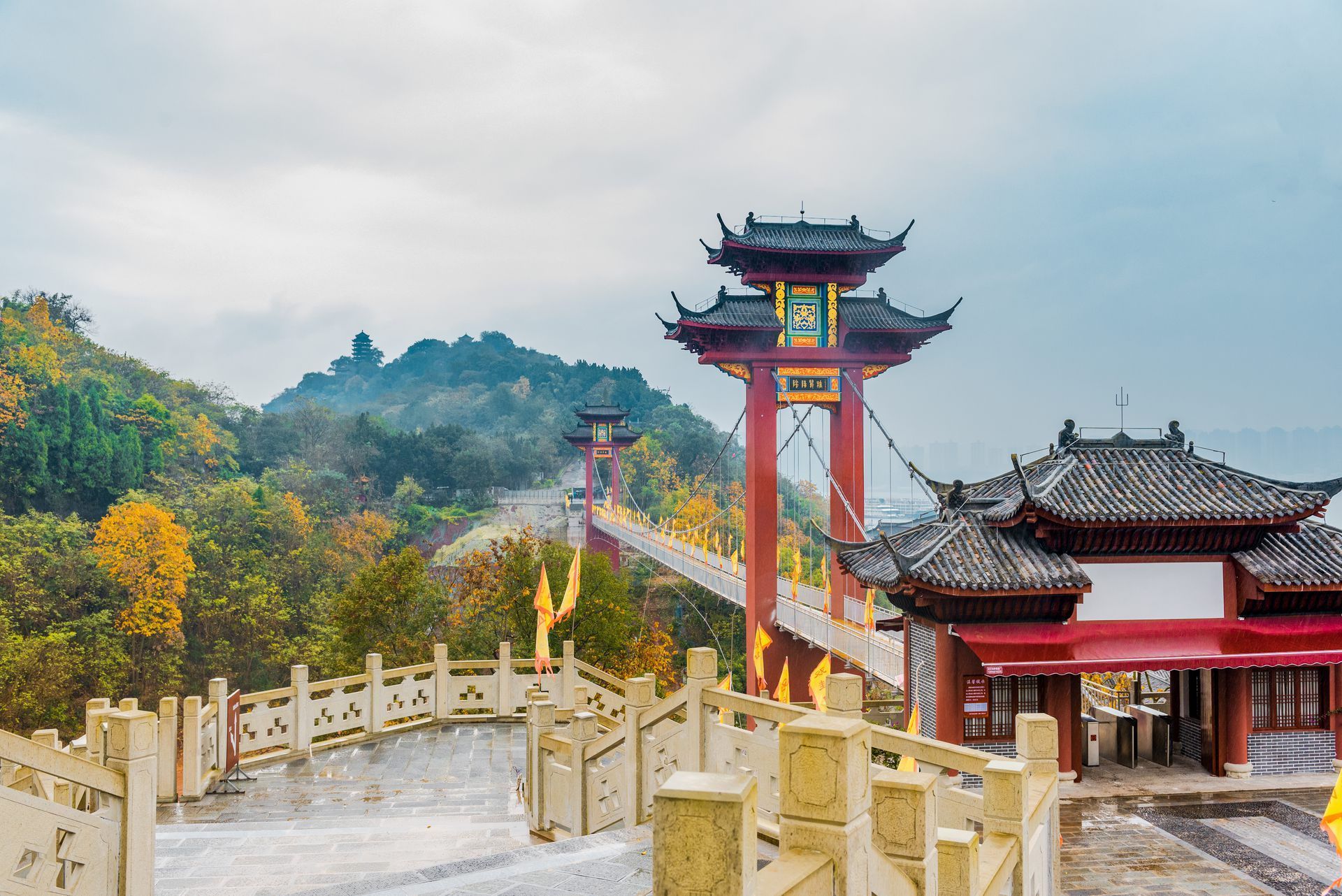 Fengdu Shuanggui Mountain shoreline