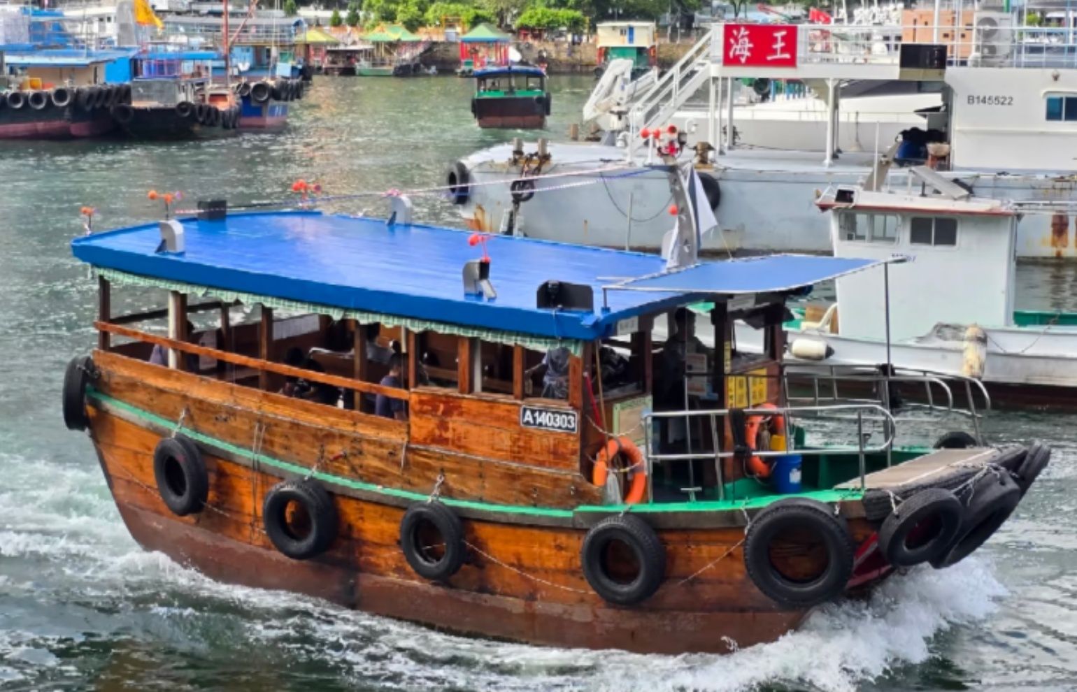 Aberdeen Typhoon Shelter Sampan Tour